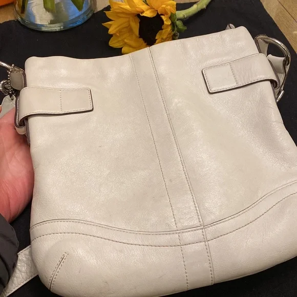 Coach crossbody bag in cream- silver hardware detail - Picture 8 of 8